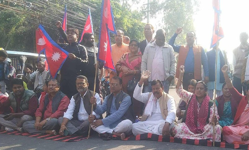 सात दलका नेता कार्यकर्ता आज बिहानैदेखि मधेश प्रदेश भवन अगाडि धर्नामा
